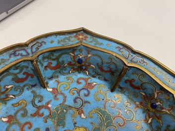 Een paar Chinese bloemvormige cloisonn&eacute; schotels, Qianlong