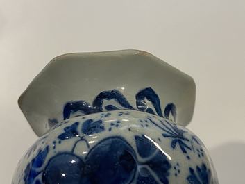 Quatre vases en fa&iuml;ence de Delft en bleu et blanc, 17/18&egrave;me