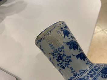 Quatre vases en fa&iuml;ence de Delft en bleu et blanc, 17/18&egrave;me