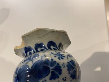 Quatre vases en fa&iuml;ence de Delft en bleu et blanc, 17/18&egrave;me