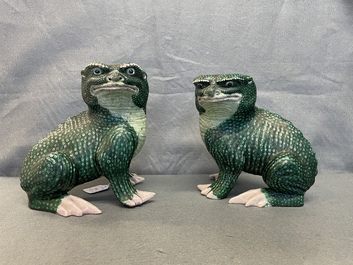 A pair of Chinese famille verte models of toads on wooden stands, 19th C.