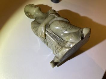 Een Chinese Shoushan zeepstenen figuur van een zittende man, 18/19e eeuw