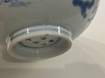 Un bol en porcelaine de Chine en bleu et blanc &agrave; d&eacute;cor des 'Huit chevaux de Mu Wang', marque de Jiajing, Kangxi