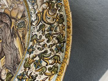 Een grote Italiaanse majolica wapenschotel, atelier Francesco Grue, Castelli, 17e eeuw