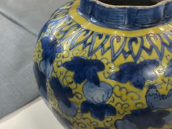 Un vase en porcelaine de Chine en bleu et blanc sur fond jaune &agrave; d&eacute;cor d'&eacute;cureuils, Wanli