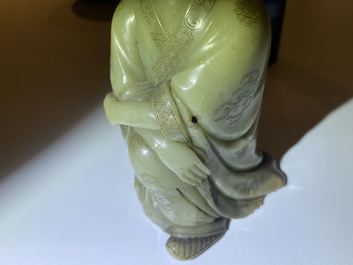 A Chinese Shoushan soapstone figure of a seated man, 18/19th C.