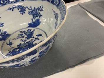 Een grote Chinese blauw-witte kom met florale vakverdeling, Kangxi