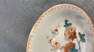 Seize tasses et soucoupes en porcelaine de Chine famille rose &agrave; fond brun capucin, Qianlong