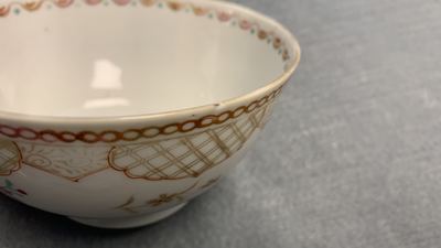 Dix-sept tasses et dix-neuf soucoupes en porcelaine de Chine famille rose, Qianlong