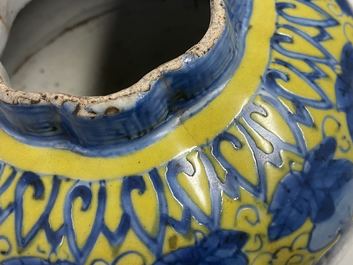 Un vase en porcelaine de Chine en bleu et blanc sur fond jaune &agrave; d&eacute;cor d'&eacute;cureuils, Wanli