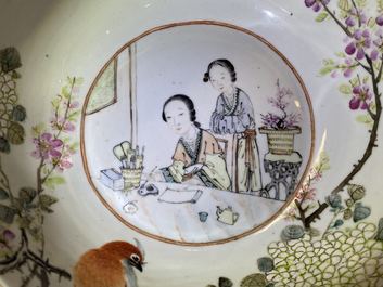 Een grote Chinese qianjiang cai kom met een artieste en haar studente, 19/20e eeuw