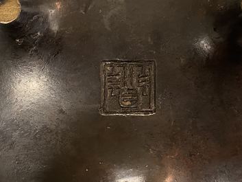 Een Chinese bronzen driepotige wierookbrander, zegelmerk, Yuan