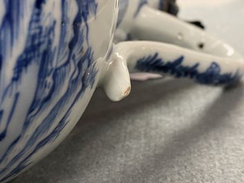 Une verseuse couverte en porcelaine de Chine en bleu et blanc &agrave; monture en argent, Yongzheng
