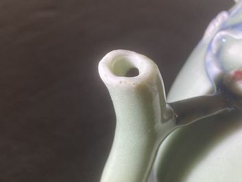 Een Chinese koperrode en blauwe perzikvormige cadogan theepot met celadon fondkleur, 18/19e eeuw