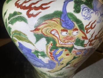 Un vase couvert en porcelaine de Chine wucai &agrave; d&eacute;cor d'animaux mythiques, &eacute;poque Transition