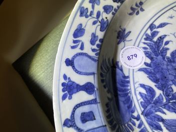 Un plat en porcelaine de Chine en bleu et blanc &agrave; d&eacute;cor de qilins, Jiajing