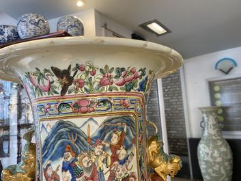 Une paire de vases de taille exceptionelle en porcelaine de Chine famille rose, 19&egrave;me