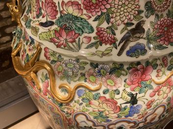 Une paire de vases de taille exceptionelle en porcelaine de Chine famille rose, 19&egrave;me