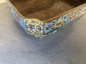 Een Chinese vierkante cloisonn&eacute; kom, Ming