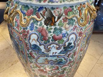 Une paire de vases de taille exceptionelle en porcelaine de Chine famille rose, 19&egrave;me