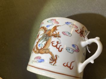 Une th&eacute;i&egrave;re couverte en porcelaine de Chine famille rose &agrave; d&eacute;cor de dragons, 19&egrave;me