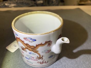 Une th&eacute;i&egrave;re couverte en porcelaine de Chine famille rose &agrave; d&eacute;cor de dragons, 19&egrave;me