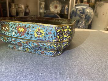 Een Chinese vierkante cloisonn&eacute; kom, Ming