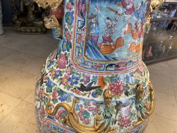 Une paire de vases de taille exceptionelle en porcelaine de Chine famille rose, 19&egrave;me