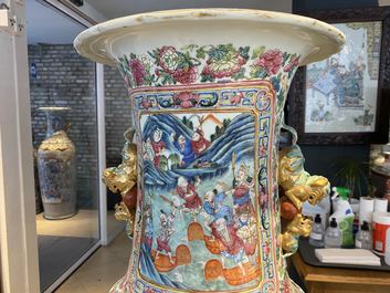 Une paire de vases de taille exceptionelle en porcelaine de Chine famille rose, 19&egrave;me