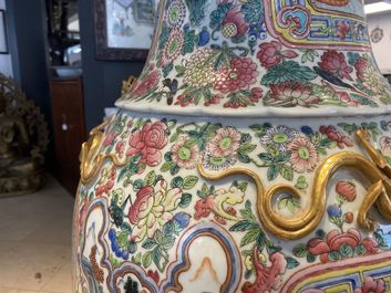 Une paire de vases de taille exceptionelle en porcelaine de Chine famille rose, 19&egrave;me