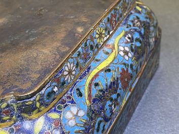 Een Chinese vierkante cloisonn&eacute; kom, Ming