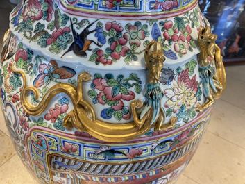 Une paire de vases de taille exceptionelle en porcelaine de Chine famille rose, 19&egrave;me