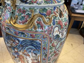 Une paire de vases de taille exceptionelle en porcelaine de Chine famille rose, 19&egrave;me