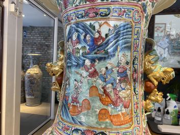 Une paire de vases de taille exceptionelle en porcelaine de Chine famille rose, 19&egrave;me