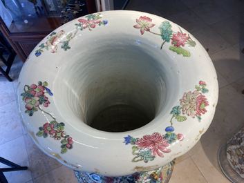 Une paire de vases de taille exceptionelle en porcelaine de Chine famille rose, 19&egrave;me