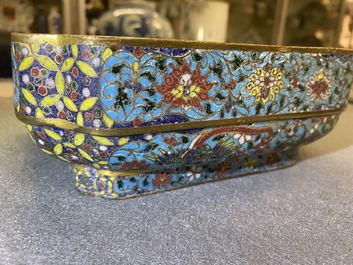 Een Chinese vierkante cloisonn&eacute; kom, Ming