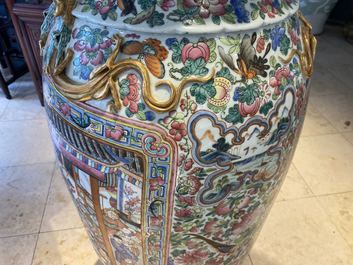 Une paire de vases de taille exceptionelle en porcelaine de Chine famille rose, 19&egrave;me