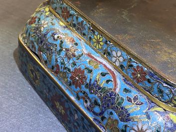 Een Chinese vierkante cloisonn&eacute; kom, Ming