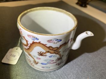 Une th&eacute;i&egrave;re couverte en porcelaine de Chine famille rose &agrave; d&eacute;cor de dragons, 19&egrave;me