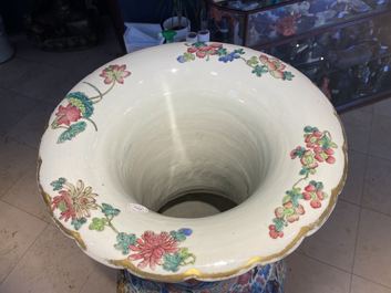 Une paire de vases de taille exceptionelle en porcelaine de Chine famille rose, 19&egrave;me