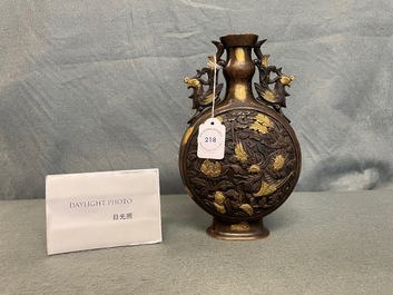 Un vase &agrave; d&eacute;cor de ph&eacute;nix en bronze t&acirc;ch&eacute; d'or, marque de Qianlong, 18/19&egrave;me