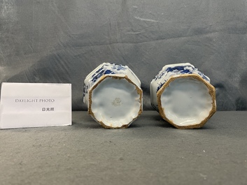 Une paire de vases en fa&iuml;ence de Delft en bleu et blanc &agrave; d&eacute;cor de chinoiserie, fin du 17&egrave;me