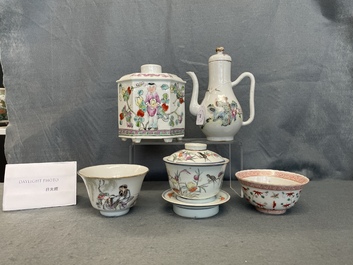 Quatre th&eacute;i&egrave;res, trois bols et une bo&icirc;te &agrave; th&eacute; en porcelaine de Chine famille rose, 19/20&egrave;me