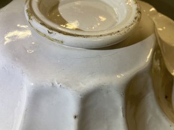 Une paire de plats godronn&eacute;s en fa&iuml;ence blanche de Delft, 17&egrave;me