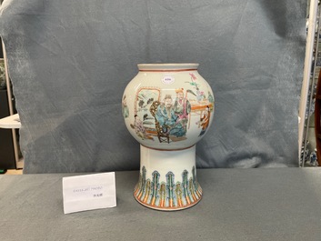 Un vase en porcelaine de Chine famille rose, marque de Daoguang, 19/20&egrave;me