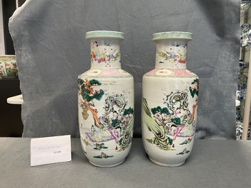 Une paire de vases de forme rouleau en porcelaine de Chine famille rose &agrave; d&eacute;cor d'immortels, 19/20&egrave;me