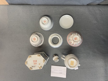 Quatre th&eacute;i&egrave;res, trois bols et une bo&icirc;te &agrave; th&eacute; en porcelaine de Chine famille rose, 19/20&egrave;me