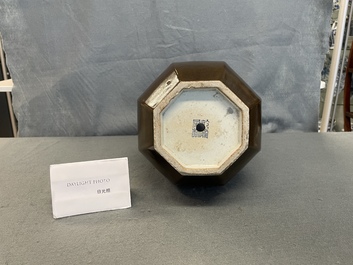 Een Chinese monochrome bruine octagonale vaas met hertenkoppen, Qianlong merk en periode