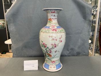 Un vase en porcelaine de Chine famille rose &agrave; d&eacute;cor floral, marque de Hongxian, R&eacute;publique