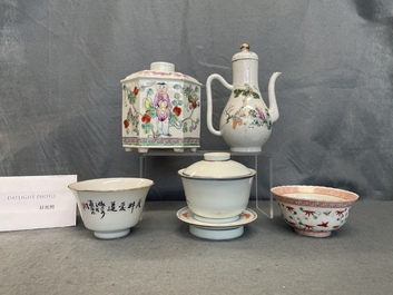 Quatre th&eacute;i&egrave;res, trois bols et une bo&icirc;te &agrave; th&eacute; en porcelaine de Chine famille rose, 19/20&egrave;me